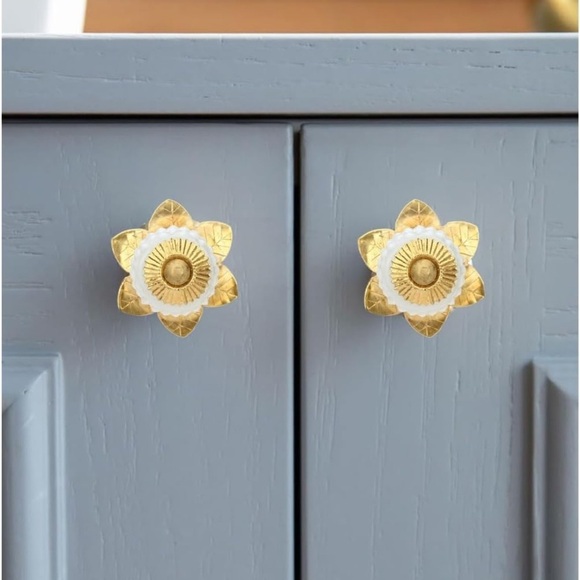SOLD (2) Sets Crystal White and Gold Floral Drawer Knobs - Picture 3 of 12